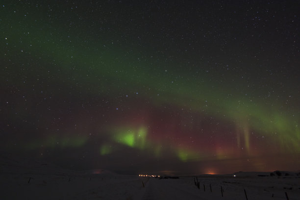 美丽的北极光在冰岛和星空。激发态的氧和氮会发光图片下载