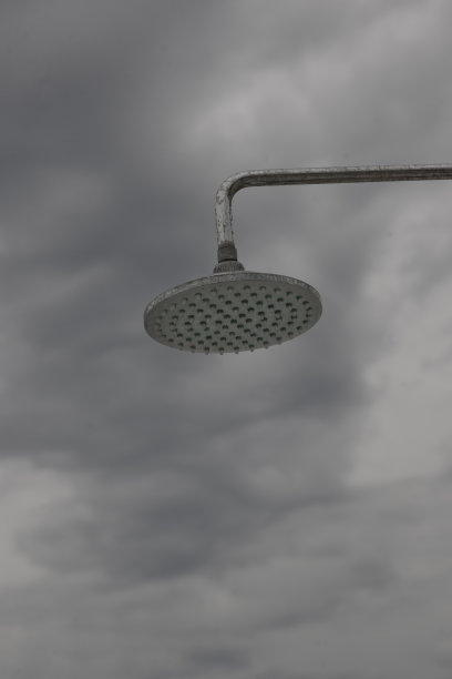 在海滩上淋浴图片下载