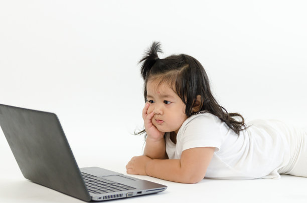 亚洲孩子玩电脑笔记本电脑图片下载
