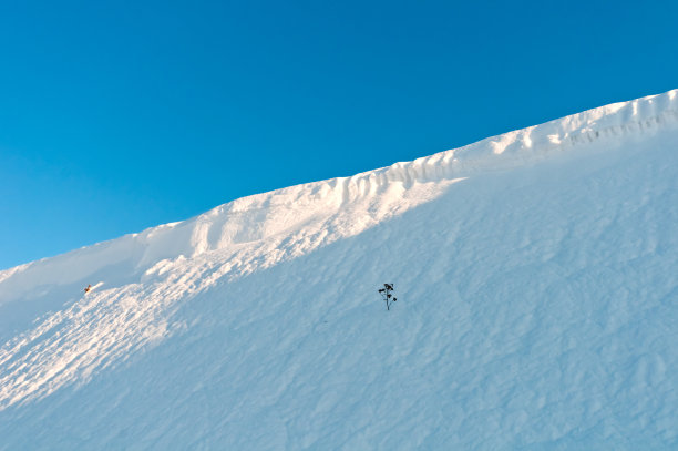 雪堆映着蓝天图片下载
