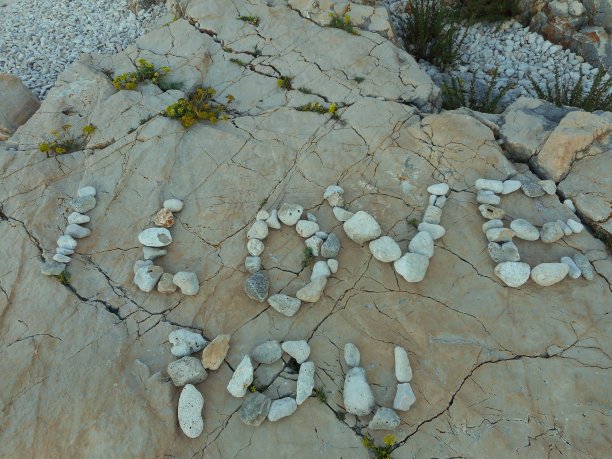 海滩上的石头图片下载