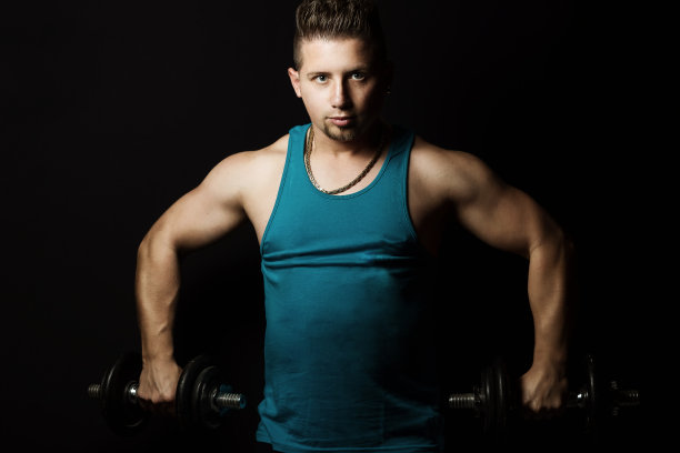 肌肉发达的年轻人弯曲二头肌图片下载