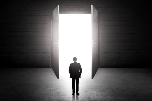 一个商人向敞开的门走去图片下载