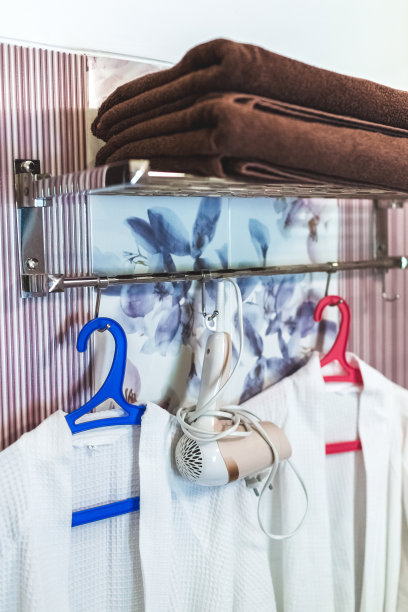 两件浴衣和吹风机-酒店浴缸。白色的和干净的图片下载