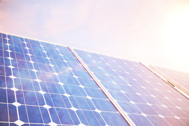 3D插图太阳能发电技术。替代能源。太阳能电池板组件与风景日落与蓝天与阳光。图片下载