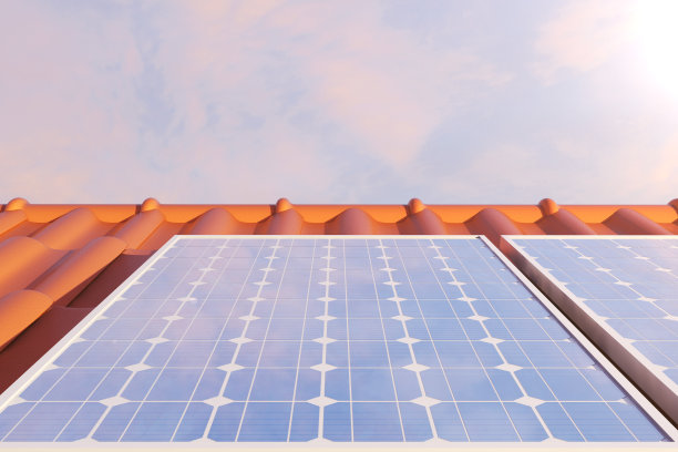 3D插图太阳能电池板上的红色roff，发电技术。替代能源。太阳能电池板组件与风景日落与蓝天与阳光。图片下载