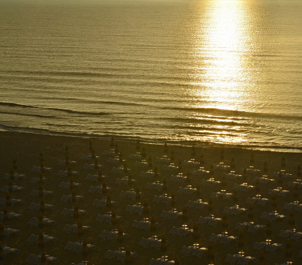 鸟瞰图与沙滩椅和雨伞图片下载