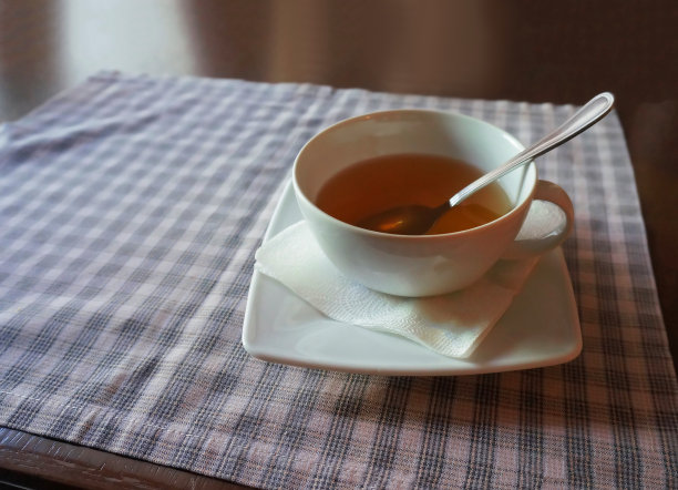 桌上放着一杯茶图片下载