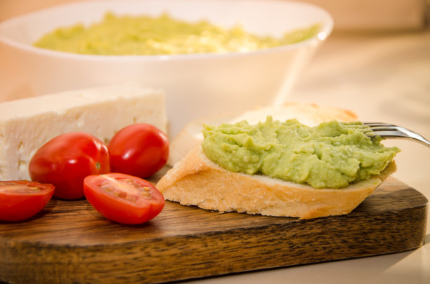 牛油果奶酪奶油配樱桃番茄图片下载