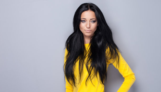 穿着牛仔裤的漂亮女孩。影棚拍摄。图片下载