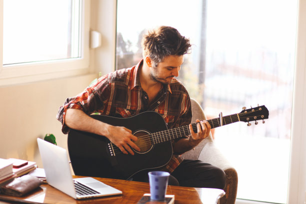 弹吉他照片素材专题