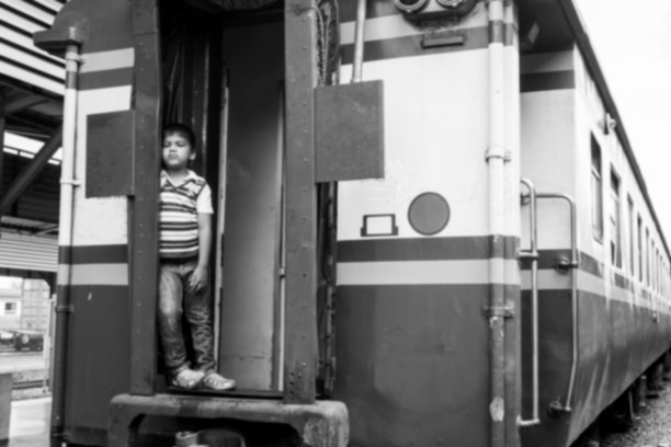 模糊抽象的小男孩独自站在那里图片下载