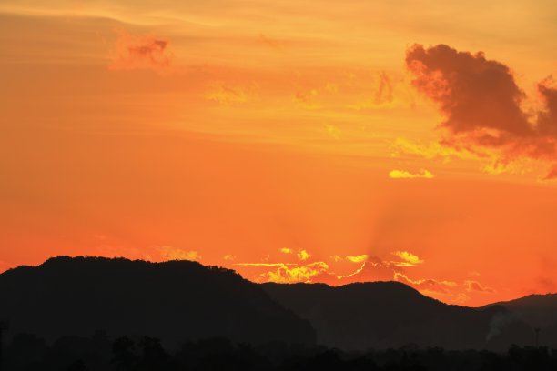 天空中有晚霞和彩云，美丽多彩的黄昏自然空间为其增添了文字图片下载