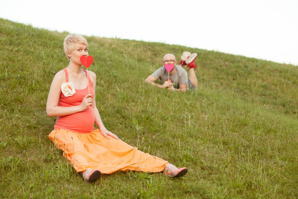 幸福和年轻的怀孕夫妇图片下载