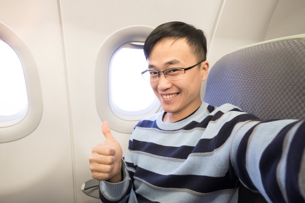 男人伸出大拇指图片下载