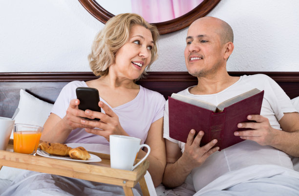 快乐的成年人与早餐摆姿势图片下载