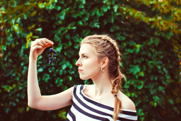 夏日花园里的女人图片下载