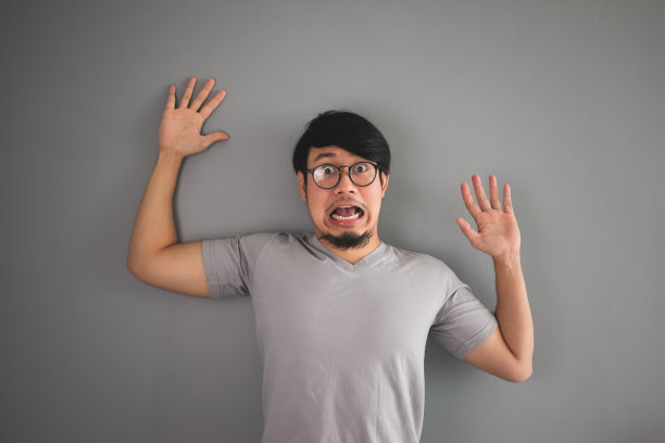 亚洲人被逼到绝境。图片下载