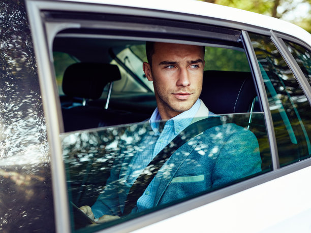 帅哥坐在车里拿着平板电脑图片下载