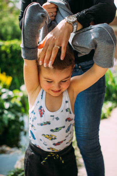 母亲帮儿子脱衣服图片下载