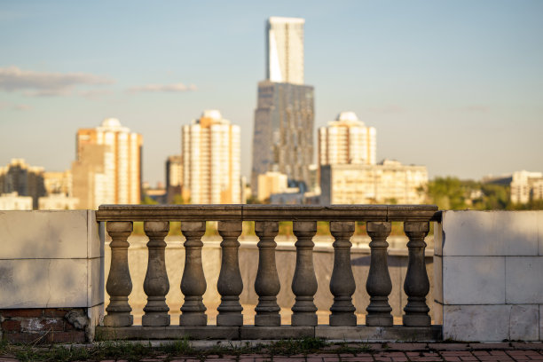 以现代城市为背景的经典栅栏图片下载