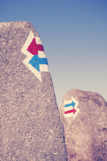 涂在岩石上的复古色调痕迹标志。图片下载