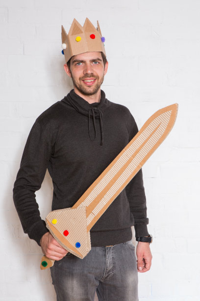 戴着纸板王冠的国王和一只猫图片下载