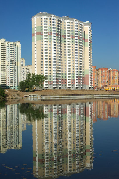 河上的新建筑和晴朗的夏日天空图片下载