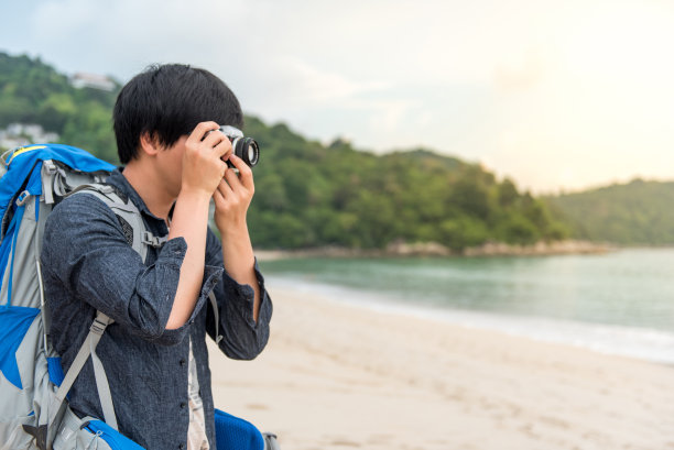 年轻的亚洲背包客拍摄热带海滩和大海的照片图片下载