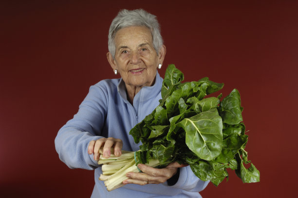 带甜菜的年长妇女图片下载