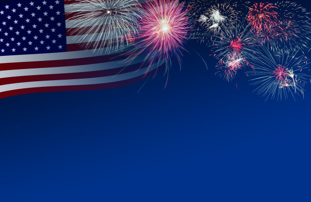 7月4日背景美国国旗和烟花在黄昏时间图片下载