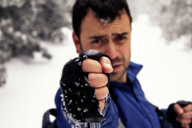 雪地里的孤独图片下载