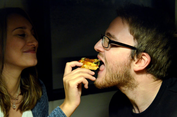 女孩喂男友图片下载