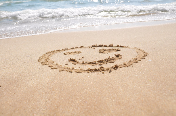 沙滩上的笑脸图片下载