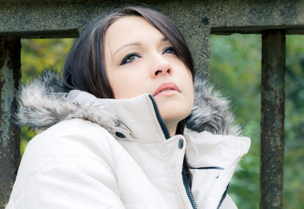 穿皮夹克的女人2图片下载