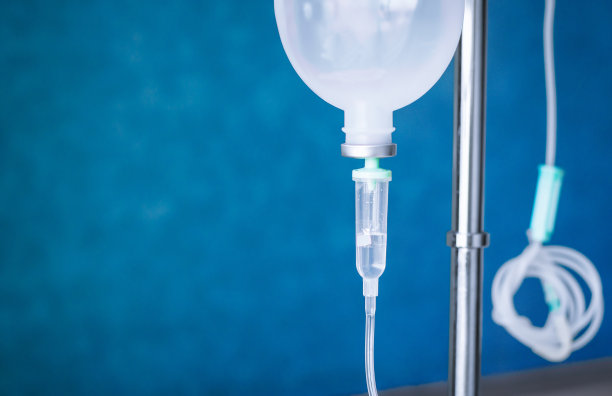 病人静脉滴注生理盐水和医院输液泵素材图片