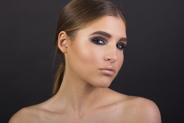 烟熏妆的漂亮女人图片下载