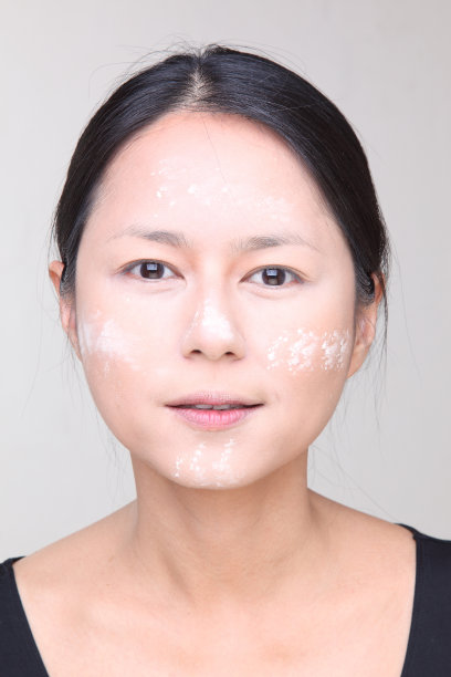 专业化妆师在工作中做迷人的模特化妆图片下载