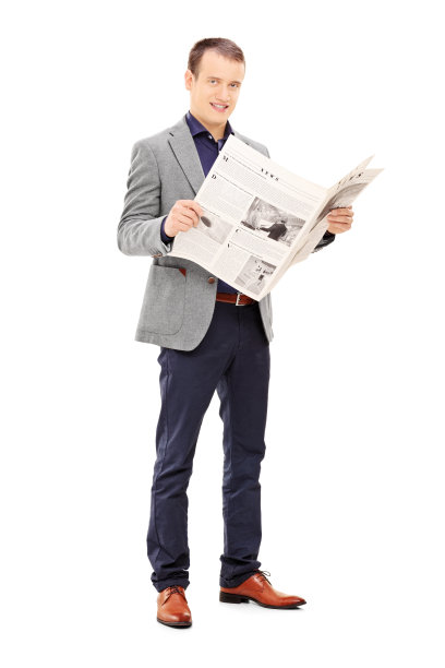 拿着报纸的年轻人图片下载