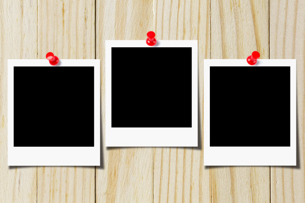 木墙上别着一张空白照片图片下载