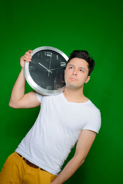 英俊的男人摆姿势与手表图片下载