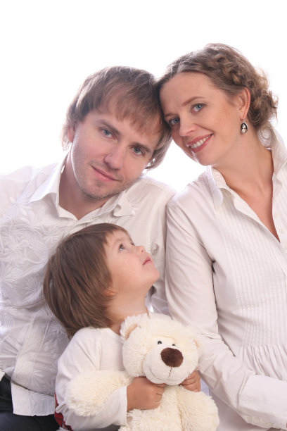 一对漂亮的怀孕夫妇带着孩子坐在一起，开心地笑着图片下载