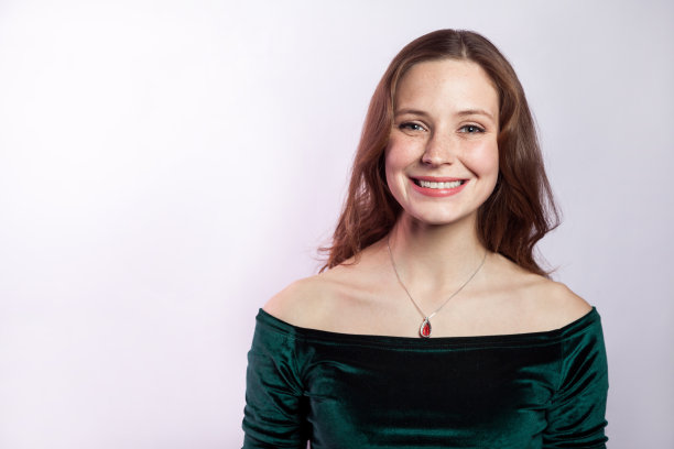 情绪化的女人，带着雀斑和绿色的经典服装图片下载