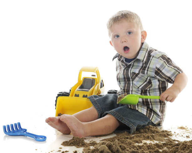 玩沙子时感到惊讶图片下载