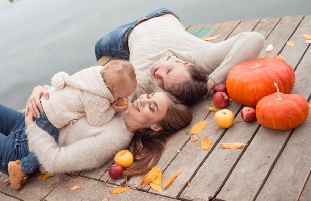 一家人在湖上休息图片下载
