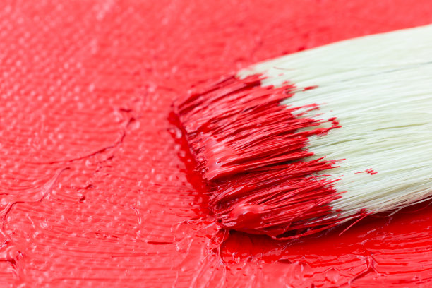 用画笔在艺术家的画布上湿了的红颜料图片下载