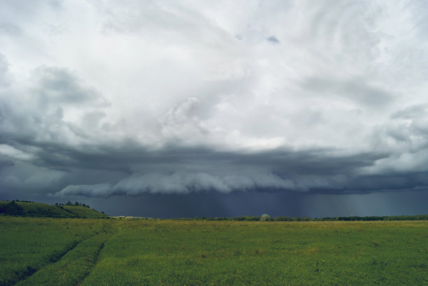 山谷上空乌云密布图片下载
