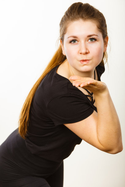 幸福迷人的女人送飞吻肖像图片下载