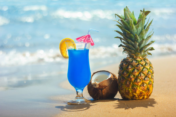 海滩上的夏威夷鸡尾酒素材图片