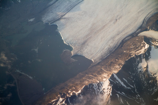 白雪覆盖的斯瓦尔巴特山脉图片下载